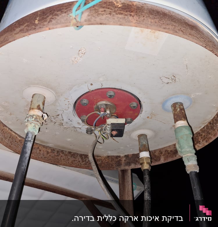 חיבורים חשמליים וצינורות מתחת לדוד מים